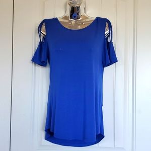 Cold shoulder top w/criss-cross straps. Blue, size Small.